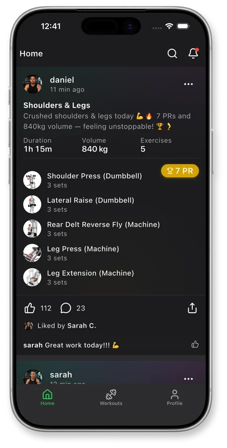 Feed de la comunidad Push Workouts mostrando atletas compartiendo entrenamientos, likes y comentarios